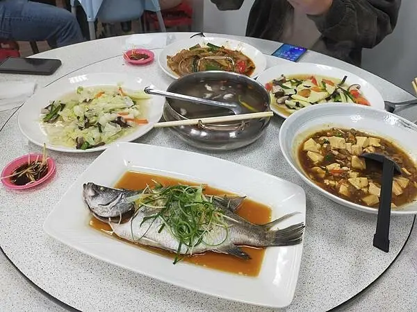 南投伊達邵部落老街蒸開心家常菜餐廳~各項菜色很大盤~讓您吃的很開心~服務員笑咪咪超讚的經營模式~