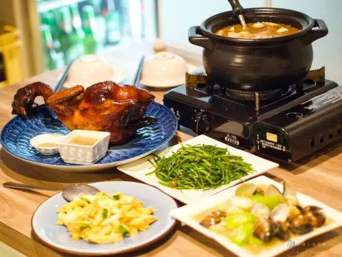 【2021台北松山聚餐推薦】一吃上癮甕缸雞。300度C高溫甕烤放山雞，皮脆肉多汁，捷運忠孝敦化站美食！最新菜單