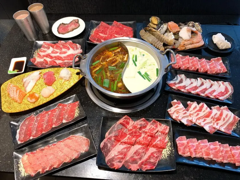 桃園超強和牛海鮮麻辣鍋吃到飽，竟然有生魚片、現切牛排、焗烤生蠔隨你吃，還有和牛、神仙牛、無骨牛小排跟各種生猛海鮮食材真的很強大，冰品有哈根達斯吃到飽真的超讚！