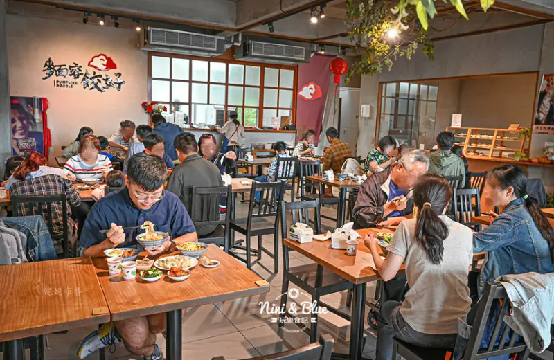 超人氣文青風麵店，有現包水餃、客家粄條、免費仙草茶-妮妮布魯