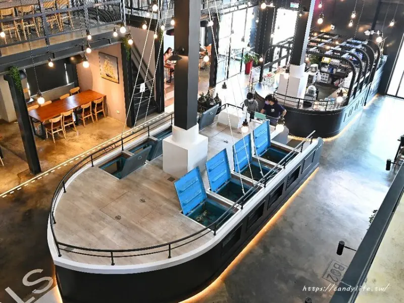 鴻龍宴｜台中超浮誇活蝦料理在這裡，整艘大船開進店裡，菜色豐富，好吃又好拍～