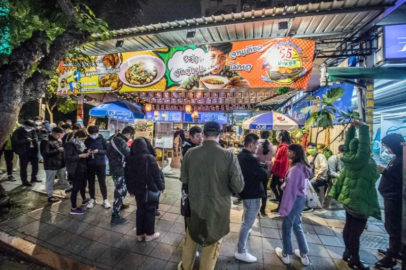 台北市士林區哈哈羅55泰式船麵-士林店｜這是泰國吧？泰國街邊小吃場景完全複製，道地船麵均一價$55