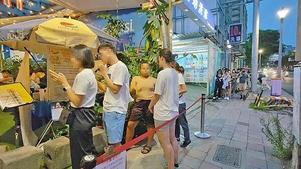 還沒有開店就大排長龍～！實力真的超強的啦～！一碗只要５５元的異國料理，讓人一吃就會上癮，便宜又美味，