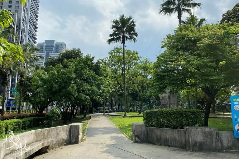 新北景點／瑠公公園－共融式兒童遊樂設施、攀爬網，與獨立攀岩場