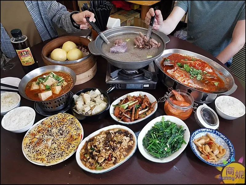 爸爸酸菜白肉鍋。超平價10菜1湯不到1900！太平懷舊風餐廳隨便點都好吃－商妮吃喝遊樂