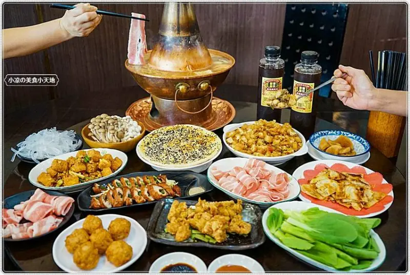 平價版酸菜白肉火鍋X現炒家常菜，濃濃的懷舊氣息，好吃又好拍的復古風餐廳！！