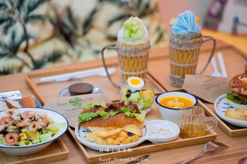 【夏天的盒子】人氣早午餐提早完售！恆春早午餐推薦，藍白貨櫃屋爽嗑絕美漸層雪冰沙！恆春甜點│菜單