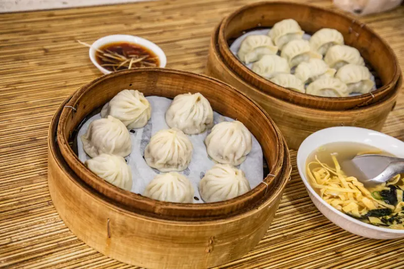 嘉義市東區豆豆小籠湯包蒸餃｜最接近鼎泰豐水準的小籠湯包！皮薄湯多一籠只要一百元