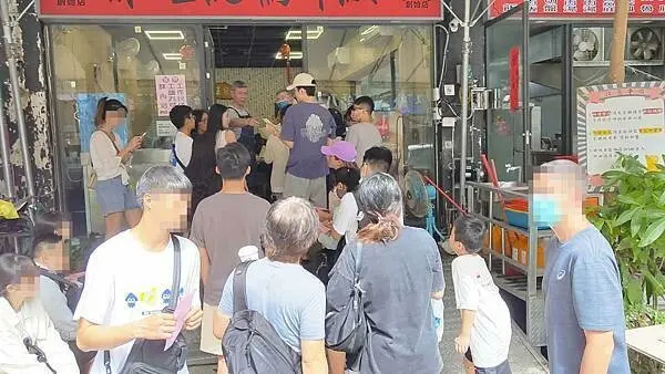 人太多，老闆停止接單啦～！網路評價高達４.５顆星，評價高到爆表，味道好吃到爆表，絕對會讓你一吃就上癮