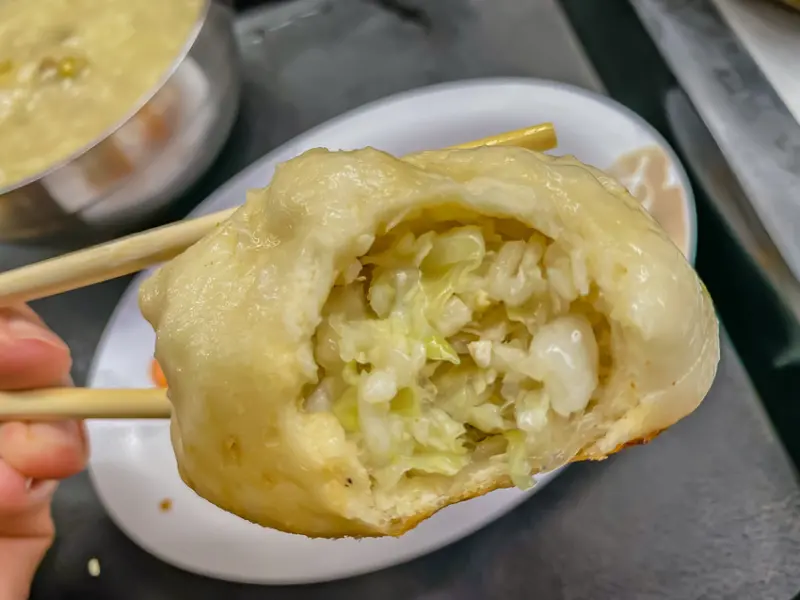 ▲高雄左營美食推薦：美紅豆漿，平日上午也人潮爆滿 /高雄旅遊王 提供、WalkerLand窩客島整理