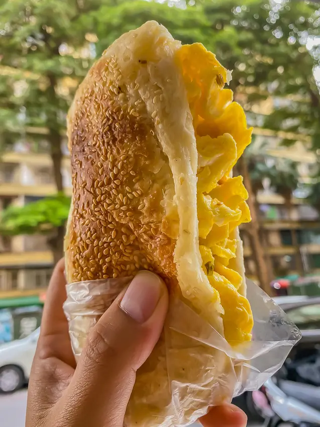 ▲高雄左營眷村美食推薦：美紅豆漿，果貿社區人氣早餐菜單必點燒餅夾辣酸菜 /高雄旅遊王 提供、WalkerLand窩客島整理