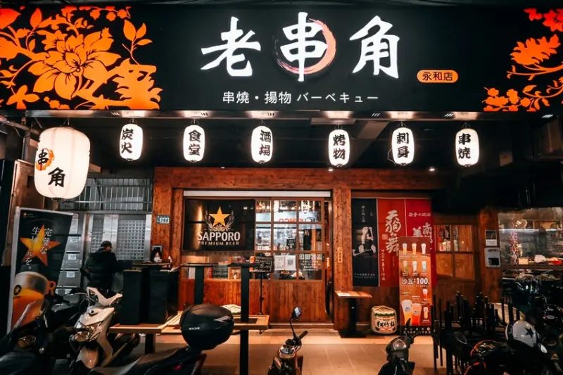 兩千則評論4.9顆星，生意超火用餐期間預約電話一直響，六點多已滿座，強烈建議來之前要先訂位！