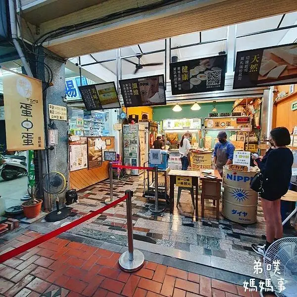 【高雄‧旗山】梨大蛋中蛋小山丘甜點手作坊│旗山老街必吃美食，牽絲起司、鹹甜好滋味的雞蛋糕包蛋