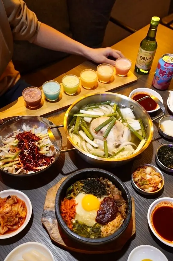 道地韓式料理『That's ok 괜찮아 韓式餐酒館』招牌韓國一隻雞，超夯粉紅醬辣炒年糕、韓國糖餅，必點彩虹調酒！蘆洲韓式料理推薦