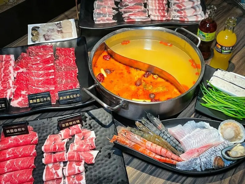 除了和牛，還有季節限定的浮誇芒果吃到飽｜巴適經典麻辣鍋