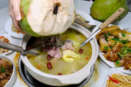 榴槤雞湯想嚐嚐看嗎~田園旁的廣式椰子雞餐廳，加入整顆椰子水，湯頭甘甜有濃厚果香！