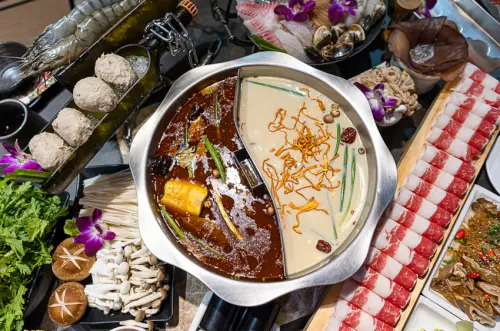 在地經營許久的低調單點麻辣鍋店，鍋底食材風味有水準，近林口長庚及華亞科技園區的隱藏美食，離A7體育大學也不遠