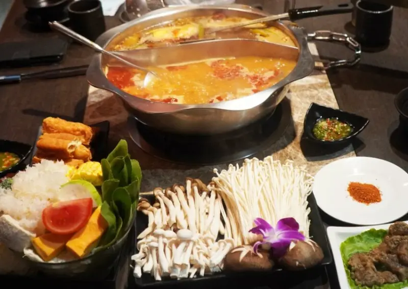 桃園龜山｜舞之椒麻辣鴛鴦鍋｜林口長庚麻辣火鍋推薦，螺螄粉湯底推薦必點，還可以吃到麻辣串串跟現炸四川酥肉 - 袁彬的美食旅遊筆記