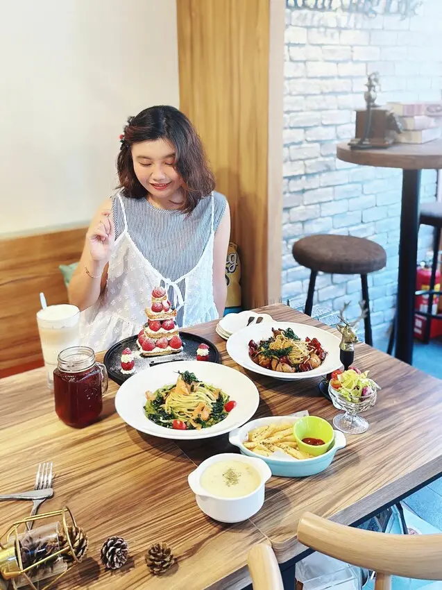 台中市西屯區[台中西屯] SP夏帕義大利麵 逢甲店｜季節限定-粉雪奶霜草莓塔 ｜滿滿18顆新鮮草莓 好拍又好吃｜逢甲平價義大利麵｜室內空間超大｜內附菜單 - 萍姐愛分享