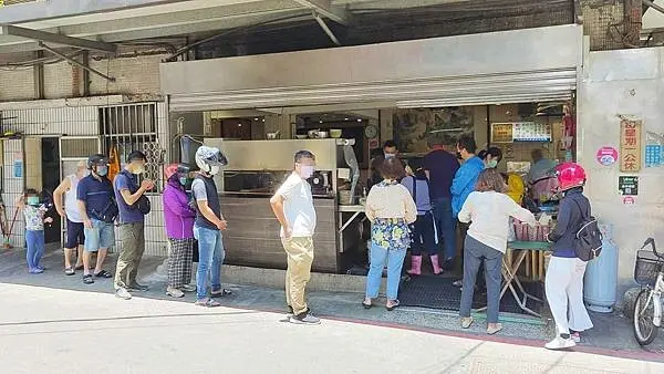 網路上評價４.４顆星的無名美食！點餐免費附湯！用餐時間大排長龍的爆人氣店家～！獨特的一樣餐點，非常深