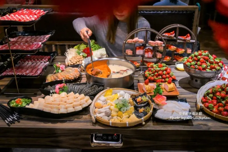 110分鐘麻辣火鍋超過60種食材吃到飽不到600元，大湖草莓超多甜點任你吃
