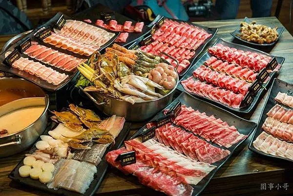 林口龜山火鍋吃到飽-巴適經典麻辣鍋新推出鮮美田雞入鍋，不只有澳洲黑毛和牛等高檔肉品及各式超高級食材吃到飽，現在還推出季節限定草莓任你吃！(邀約)