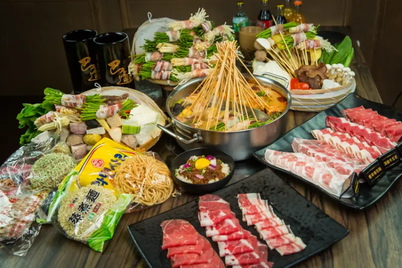 巴適麻辣鍋又有新花樣啦！同學們有擼過串嗎？現在巴適不只讓你串串鍋吃到飽還有限定版的麻辣湯頭呢！(邀約)