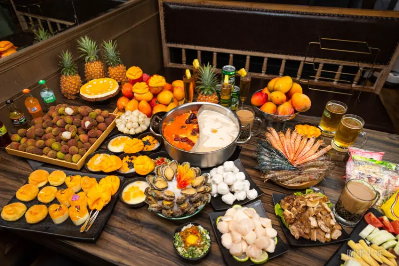 林口桃園龜山美食-巴適麻辣鍋！尊榮消費菜單升級和牛強勢回歸，再加上夏天最美味的芒果跟香甜的荔枝與鳳梨！尊榮級消費還有九孔鮑魚及黑虎蝦吃到飽！必吃超美味花枝丸！內有飲酒議題請切記開車不喝酒喝酒不開車！（