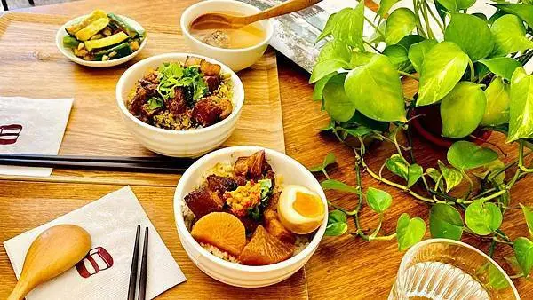 桃園青埔美食【姐婆JIAPO】吃控肉飯也可以很文青/結合傳統與創新客家美食/記憶中古早味外婆的味道