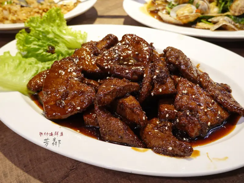 基隆七堵—芳鄰熱炒海鮮店｜道道無雷 海鮮尚青的社區熱炒（2023/7/22更新）｜百福公園、百福國中、百六街