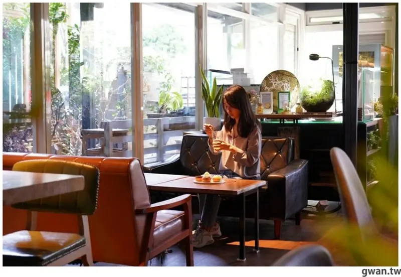 台中秘境蔬食餐廳，走道盡頭別有洞天，彷彿城市裡的小秘境！