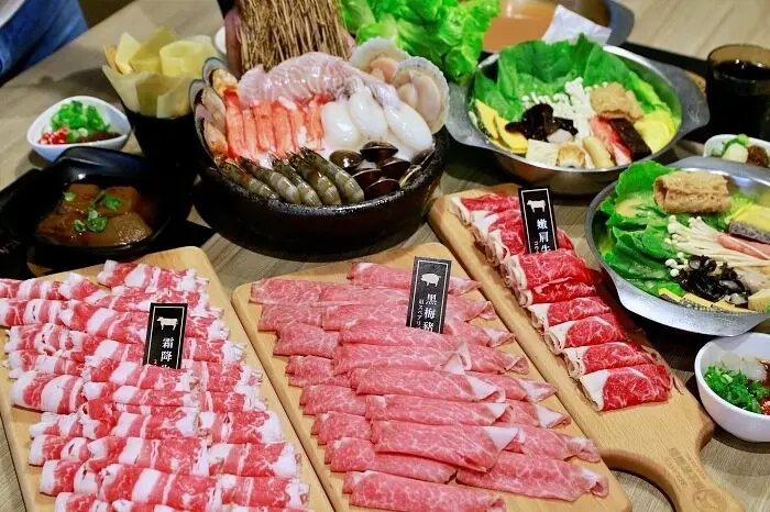 台南火鍋【富士匠鍋物台南湖美店】霸氣肉品視覺、味覺都滿足，還有白飯、飲料、冰淇淋無限量供應!個人鍋物69元起，文內附菜單。
