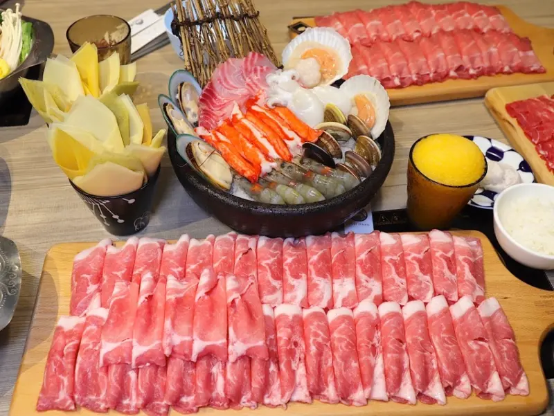 富士匠鍋物-台南湖美店：巨無霸肉盤出現啦!壽星用餐還能增量20%肉量.讓你開心吃肉慶生趣/888元海陸雙人套餐超大份量澎湃上桌/滿額還送餐點兌換券/台南火鍋聚餐餐廳推薦 - 進食的巨鼠