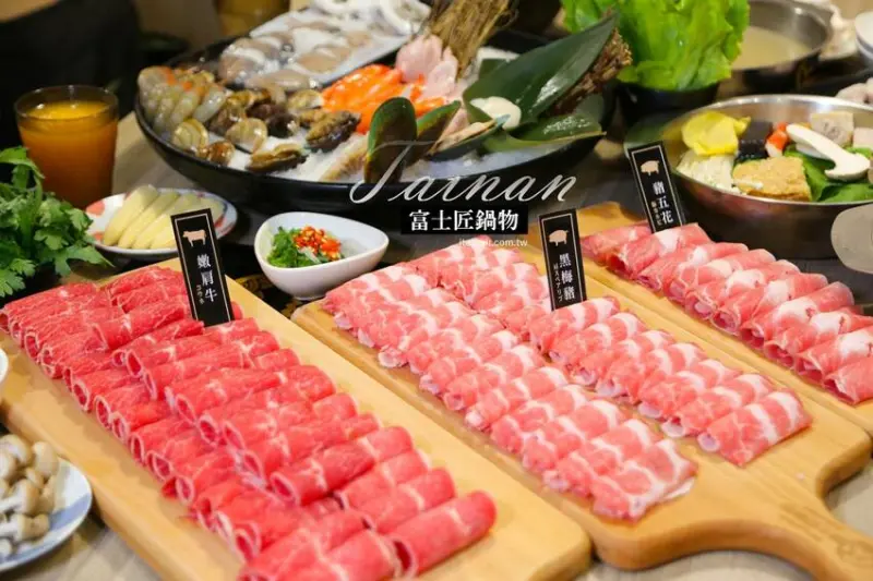 肉肉控必收~最低只要238元就能爽喀巨無霸浮誇系現切大肉盤!!百來元精緻火鍋加自助吧，吃飽也吃巧「富士匠鍋物」台南火鍋推薦｜平價小火鍋 @台南好Food遊