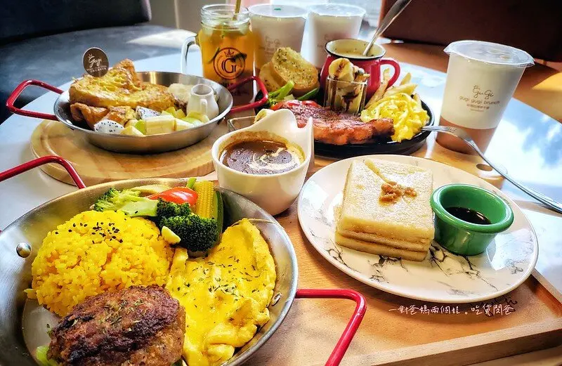 高雄五甲早午餐推薦『咕嘰咕嘰早午餐』給你十足份量兼具美味的經典拼盤、獨特主食跟精緻單品小點，讓你吃好吃滿。