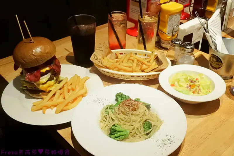 台北漢堡【史丹貓美式餐廳】西門町聚餐推薦！全日供餐松露香！比臉大的牛肉漢堡│義大利麵│運動賽事│萬華美食 - Fresa芙芮莎♥莎旅憶食