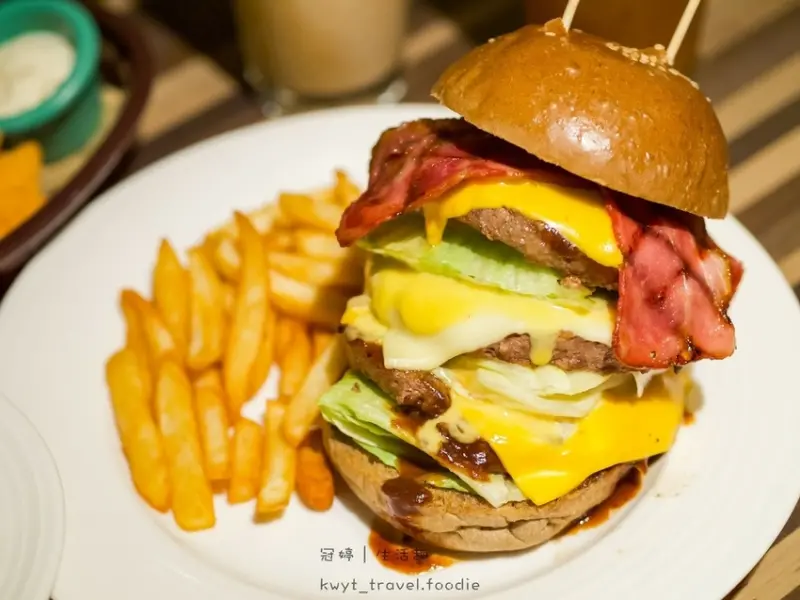 【Stan&Cat史丹貓美式餐廳西門店】2021台北美式漢堡推薦，厚達20公分手打牛肉漢堡排，超過癮！最新菜單