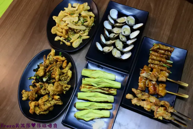 台南串燒【舞鶴燒烤舖】海安路宵夜熱場！海鮮串燒菜色豐富.百來元熱炒聚餐好地方│海安商圈│中西區美食