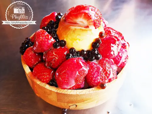 清水堂愛玉專賣店｜爆量水果冰、超巨大草莓、幸福感爆棚的草莓布丁冰｜台南必吃美食推薦！ - 相片中的菲莉絲