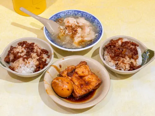【新北】台北橋站－店小二魯肉飯 在地人氣滷肉飯，蝦仁羹也不容錯過！三重必吃魯肉飯，三重小吃推薦！