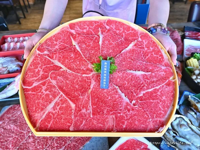 饌和牛｜台中日本和牛鍋物吃到飽，肉肉控必訪，自助吧蔬菜區，還有超狂台式爆炒鍋，湯頭香濃好喝，讓人一喝就上癮～