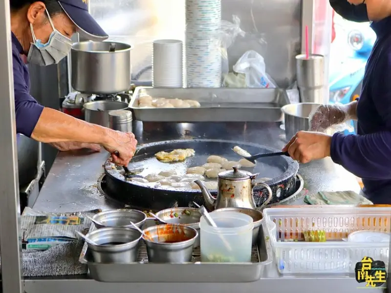 台南肉粿／無店名無招牌老饕才知道／只賣1樣飄香40多年／限量供應晚來吃不到／一開店就排隊／現點現煎趕時間不要來／不要遮住電風扇