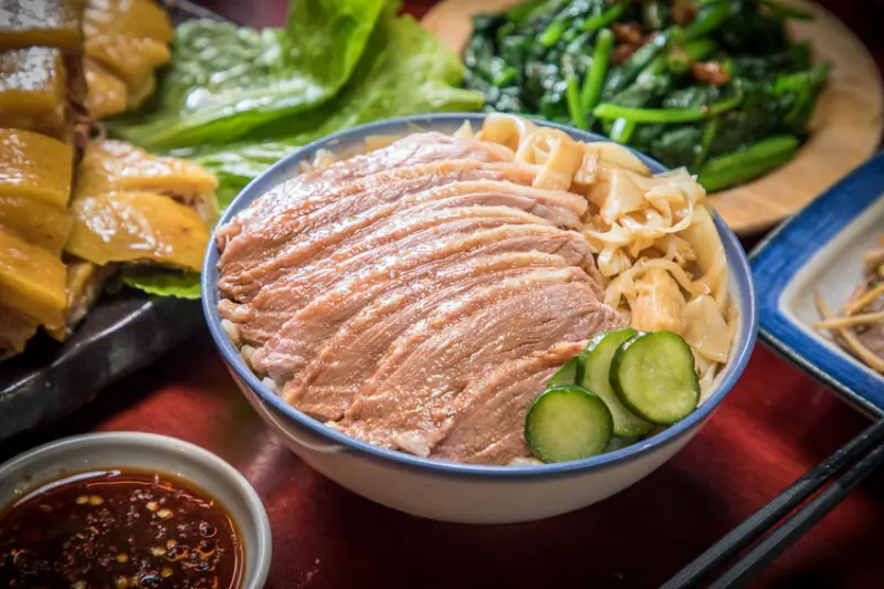 辛梅阿嬤的味道｜最狂小吃店無誤！浮誇蝦滷飯、銷魂鴨肉飯、牛肉麵百元有找！