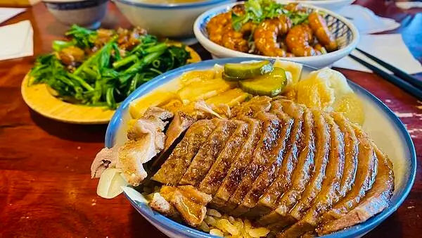 超高CP值的消魂鴨肉飯和酸菜豬血湯，每人不用150元就能吃到飽，來這裡享受一頓美味的饗宴吧！