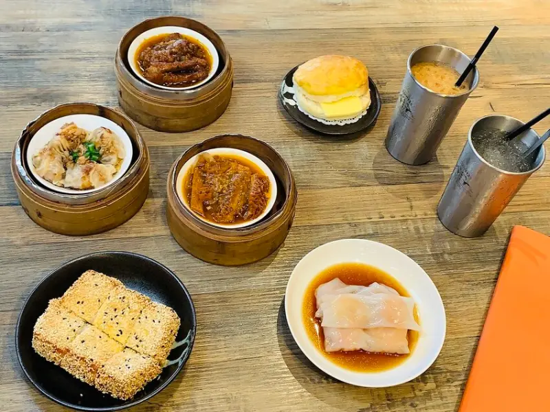 【新竹美食】品豐冰室，新竹道地港式茶餐廳，蠔油蒸鳳爪、蜜汁叉燒酥、冰火菠蘿油、絲襪奶茶，記憶中最美好