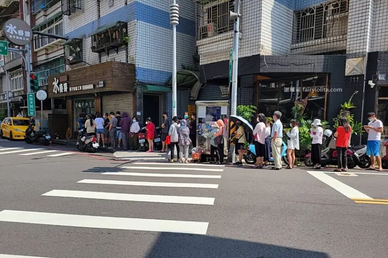 網友大讚「全桃園最強蛋黃酥」，人潮擠爆只為搶上這一顆！