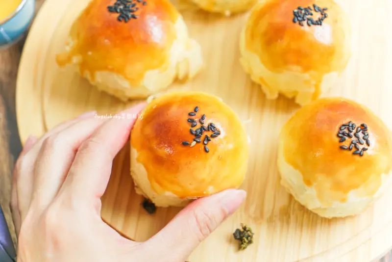 純手工鴨蛋黃千層蛋黃酥,一顆35元不吃行嗎