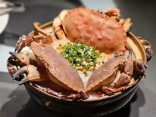 (胖樺食記)捷運中山國中站美食「活海鮮私廚」/台北市區也可以吃到活跳跳的海鮮/需預約有包廂唱卡拉OK/黑蒜雞湯活蟹