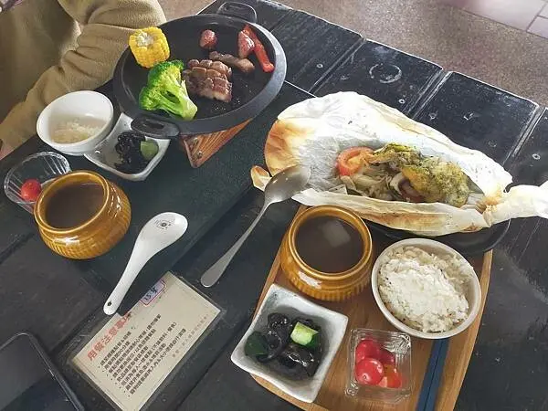 新竹尖石魯壁一家人~特色餐點~山嵐飄進餐廳~讓空間瞬間清冽冷涼~好特別的景緻~~近宇老觀景台~