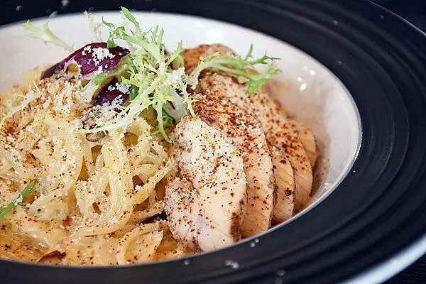 高雄義式餐廳推薦【Lé Eat 義法倉廚】以平價的消費價格，舒服的環境，真的很適合攜家帶眷、姊妹分享正負能